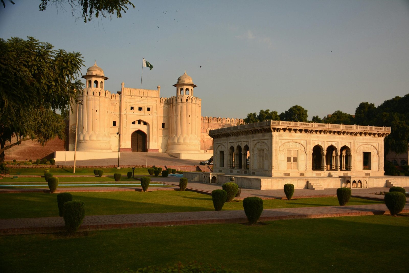 Gerbang megah Lahore Fort, benteng bersejarah di Pakistan