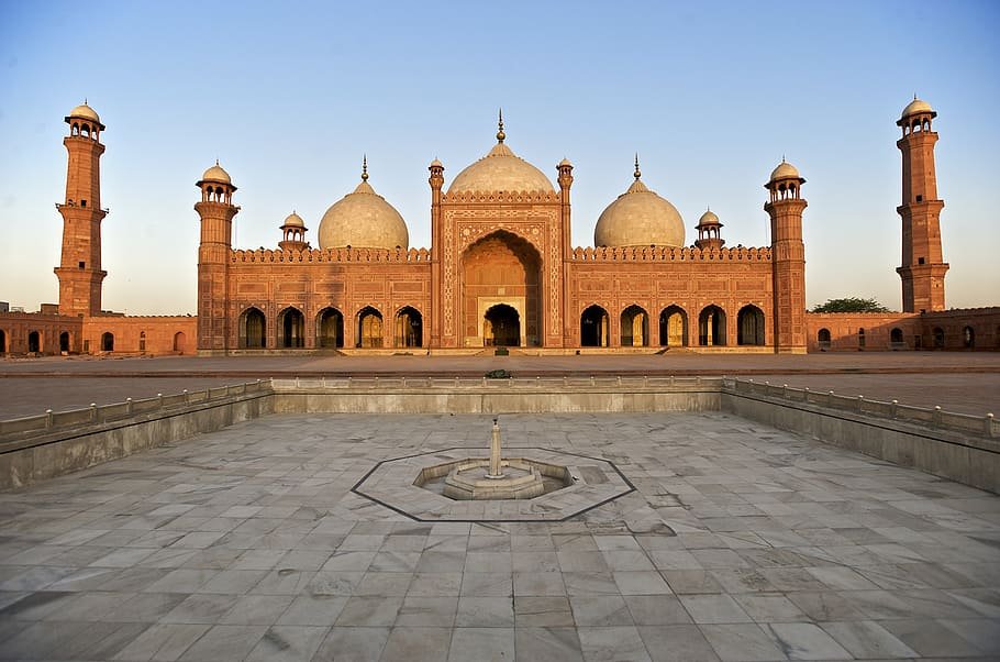 Pemandangan indah Masjid Badshahi Lahore saat matahari terbit