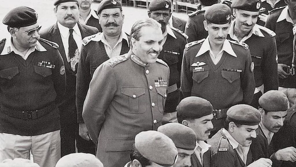 Potret close-up Jenderal Muhammad Zia-ul-Haq, pemimpin kontroversial Pakistan yang memimpin dari tahun 1978 hingga 1988, dengan latar belakang militer Pakistan.