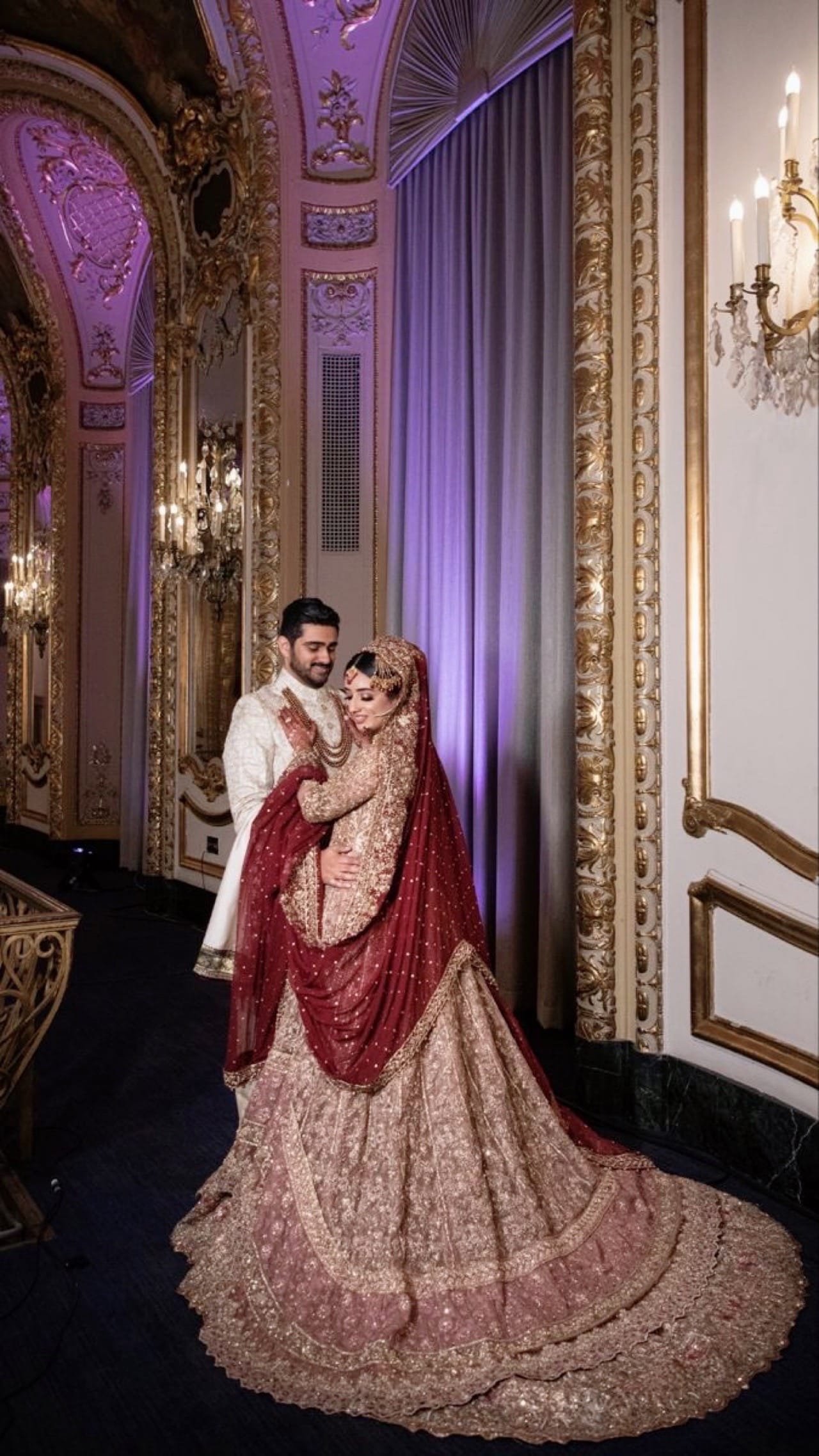 Pengantin Pakistan dengan busana tradisional yang indah
