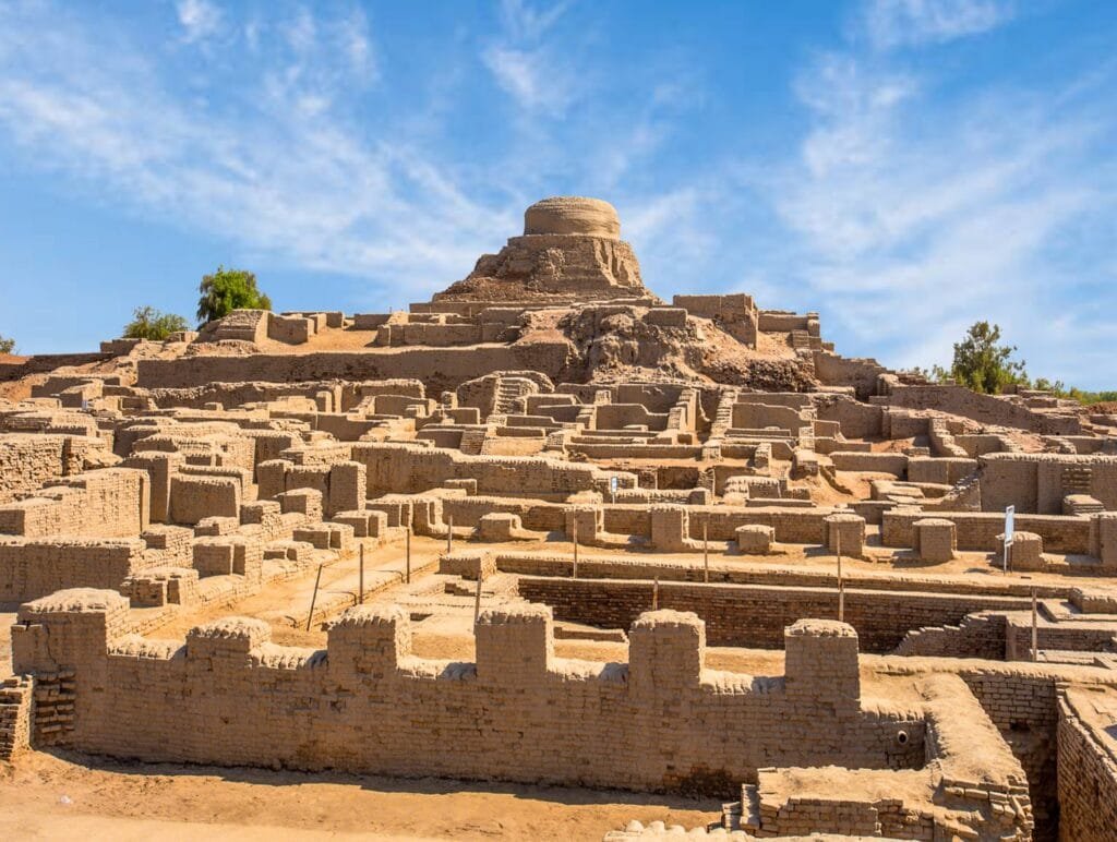 Sistem tata kota (grid system) peradaban Mohenjo Daro di Lembah Indus, Pakistan.
