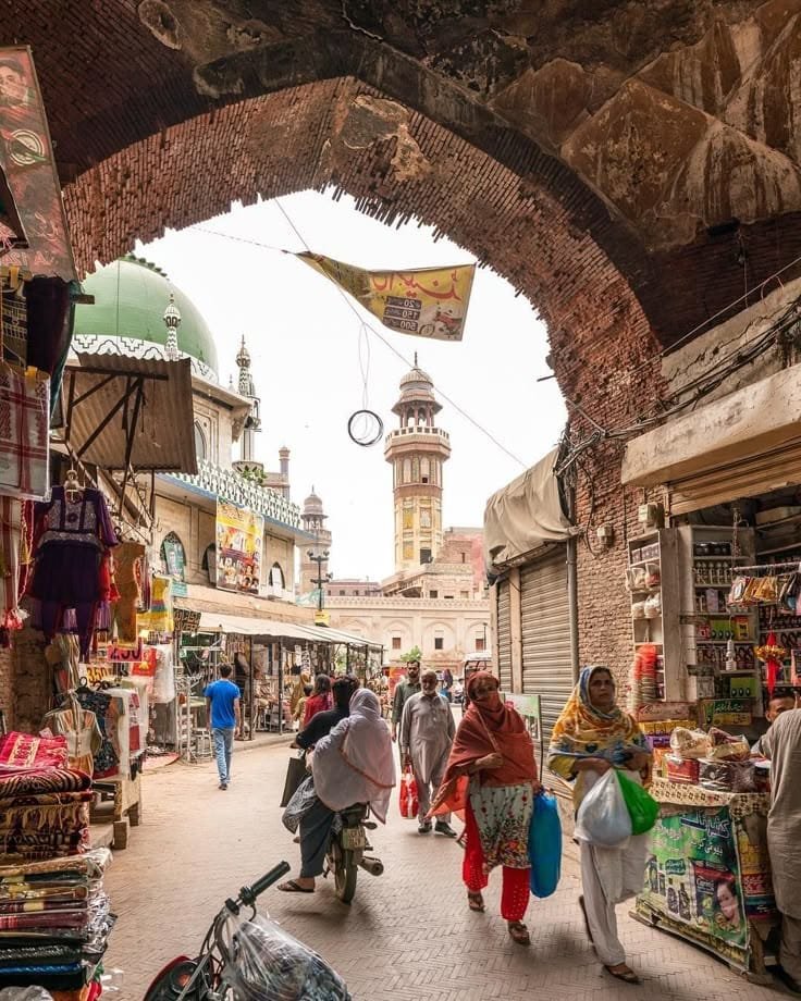 Pemandangan aktivitas ekonomi di kota Karachi, Pakistan, yang ramai
