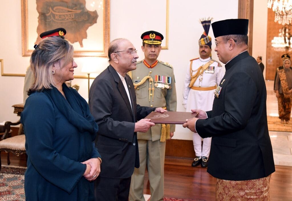 Duta Besar Indonesia Chandra Warsenanto Sukotjo mengenakan pakaian adat Teluk Belanga saat menyerahkan Surat Kepercayaan kepada Presiden Pakistan, Asif Ali Zardari, di istana kepresidenan Aiwan-e-Sadr, perkuat hubungan Indonesia Pakistan