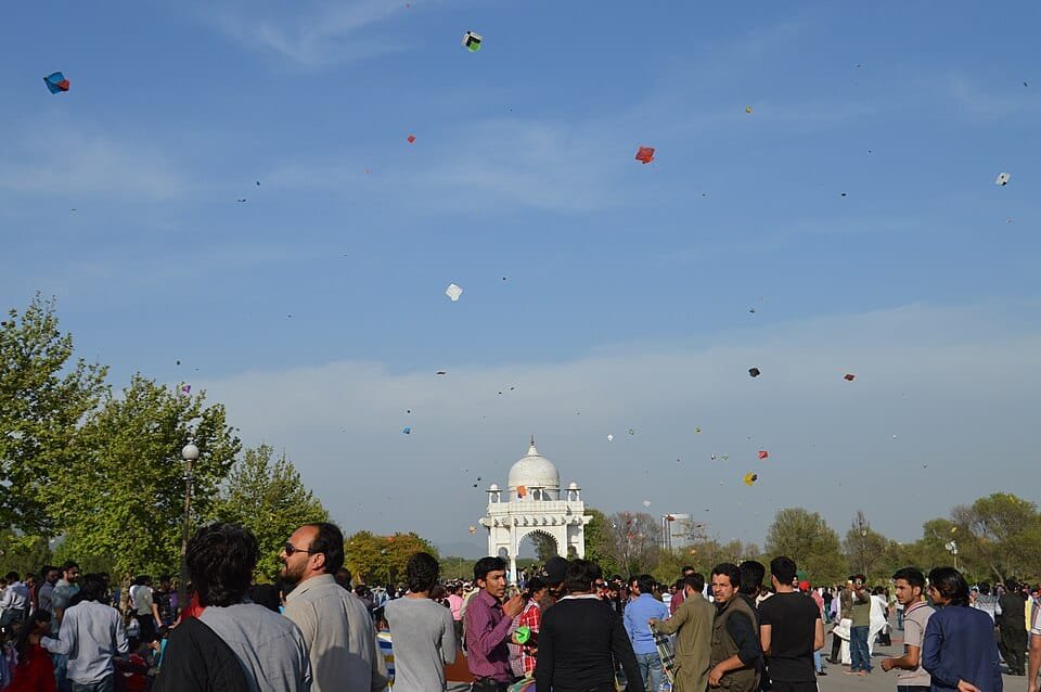 Langit di atas Pakistan yang dipenuhi layangan warna-warni saat perayaan Festival Basant