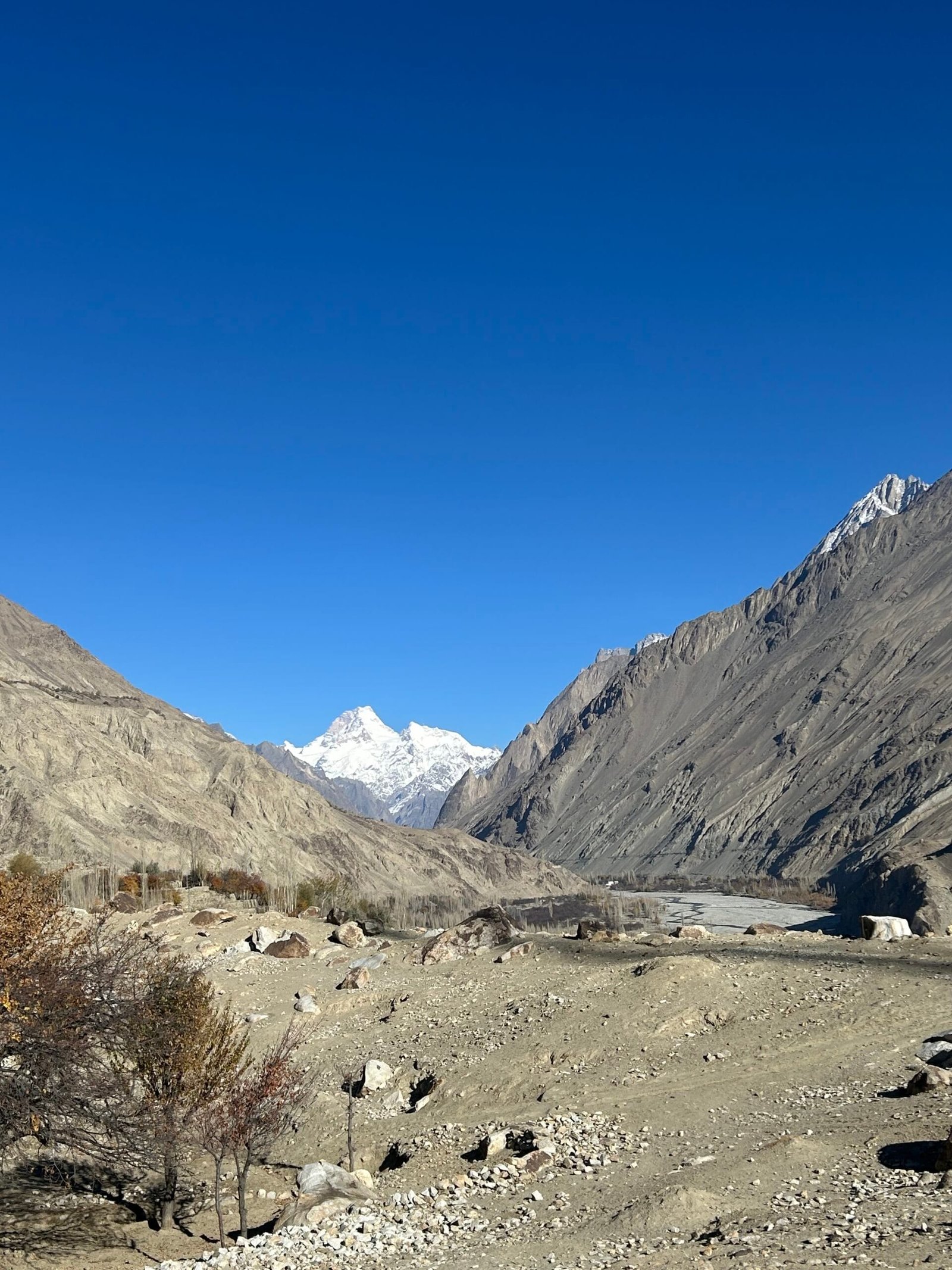 Gunung K2, puncak tertinggi kedua di dunia, terlihat dari kamp pendaki