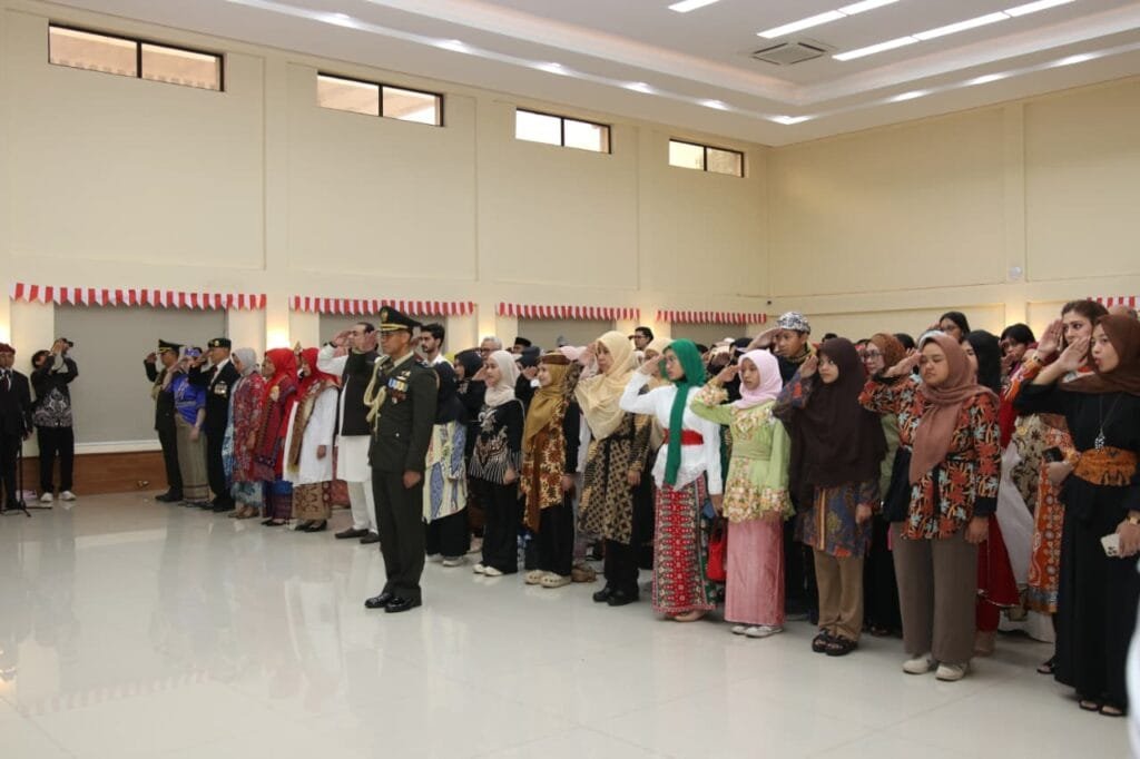 Duta Besar Chandra Warsenanto Sukotjo saat memimpin upacara peringatan HUT ke-80 RI di Aula Budaya Nusantara KBRI Islamabad, dihadiri ratusan WNI di tengah hujan monsun