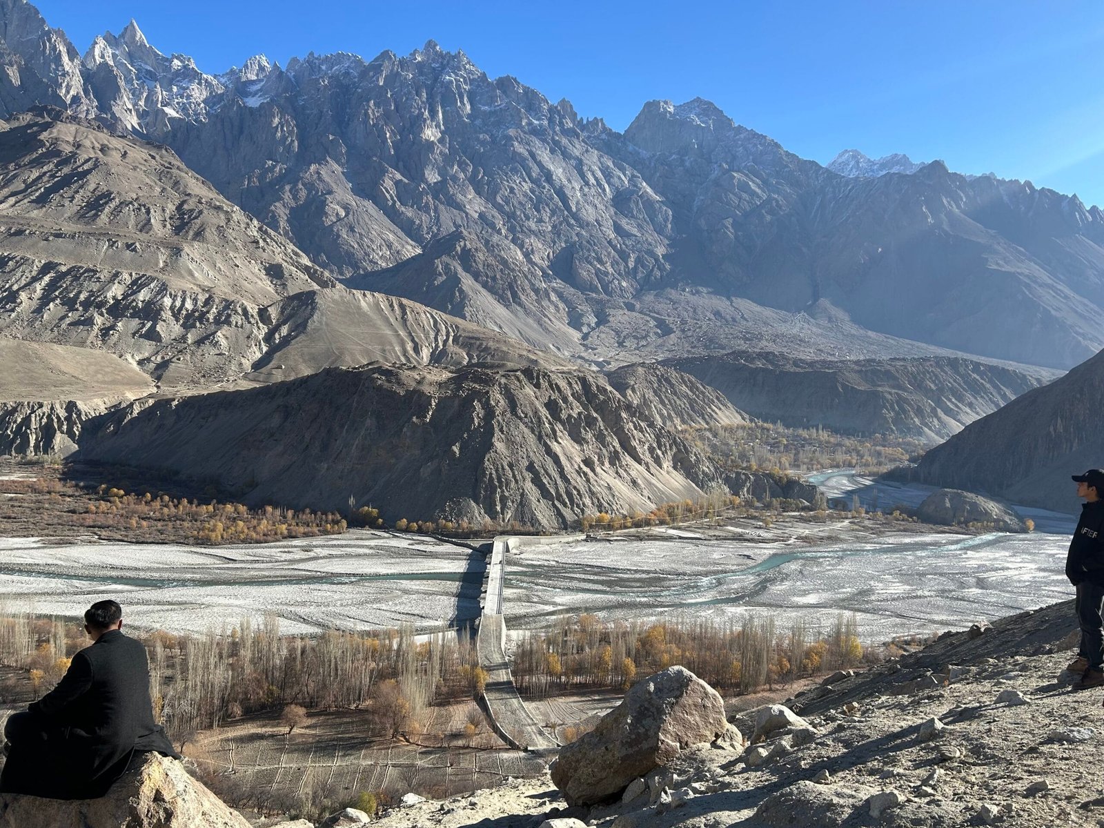 Jalan Raya Karakoram yang berkelok-kelok di tengah pegunungan dengan tebing curam