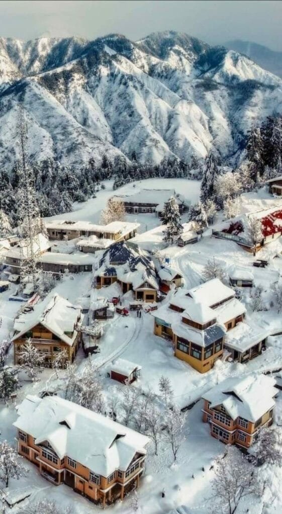 Pemandangan indah Lembah Hunza di Pakistan yang dikelilingi pegunungan bersalju