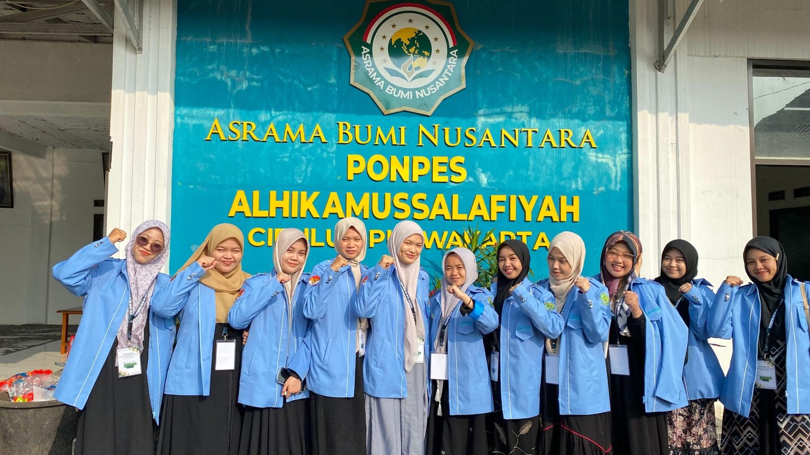 Peserta Pembibitan Calon Da'i/Da'iyah Muda (PCDM) 2025 dari berbagai provinsi, dari Aceh hingga Papua, berfoto bersama menunjukkan semangat persatuan dalam berdakwah