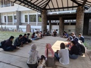 Sebuah gambar yang menggambarkan kolaborasi antara institusi pendidikan formal dan platform teknologi digital untuk menciptakan kurikulum yang relevan