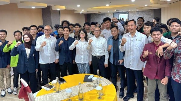 Banyak pelajar, dari Indonesia dan Pakistan, berinteraksi dan berkolaborasi secara digital, melambangkan kerja sama pendidikan