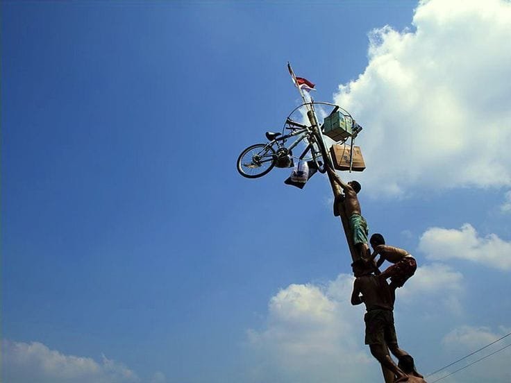 lomba-panjat-pinang-antar-warga