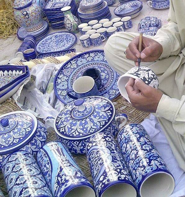 Contoh keramik Multani Blue Pottery dari Pakistan dengan warna biru kobalt dan motif floral