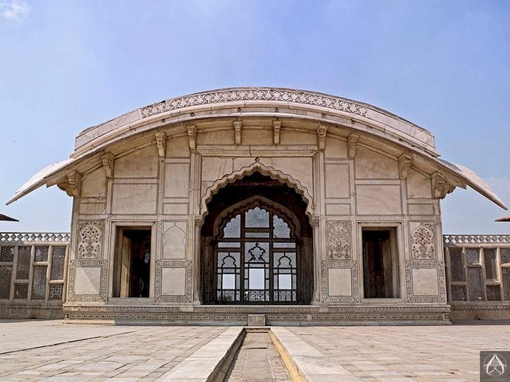 Naulakha Pavilion di Lahore Fort, Pakistan, dengan arsitektur marmer putih