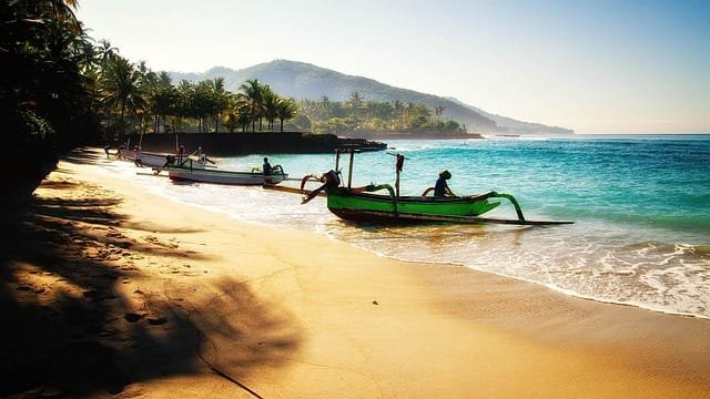 Keindahan Pantai Tropis di Bali, Indonesia
