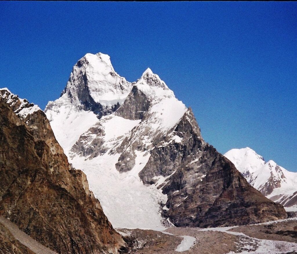 Pemandangan pegunungan Karakoram dari ketinggian dengan puncak bersalju dan langit biru