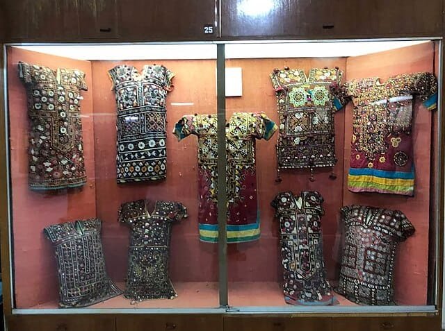 Kolase yang menampilkan berbagai motif bordir khas tradisional Pakistan seperti Sindhi