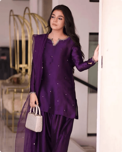 Model mengenakan shalwar kameez dengan bordir tradisional Pakistan yang dimodifikasi agar terlihat modern dan stylish