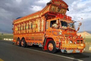 Truk Pakistan yang dihias dengan seni truck art berwarna-warni dengan ornamen dan kaligrafi
