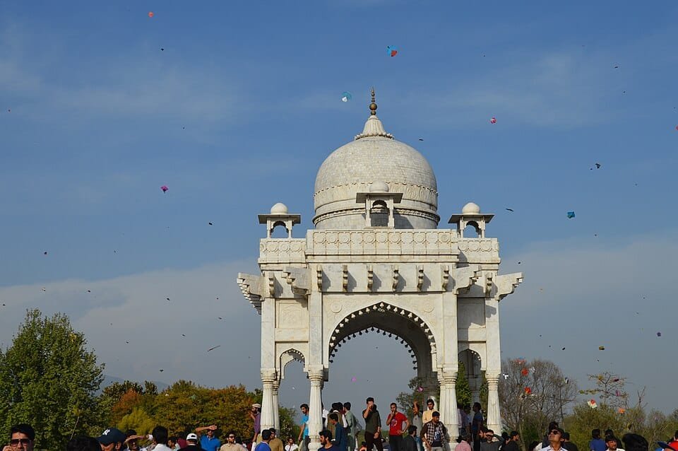Warga Lahore merayakan Festival Basant dengan bermain layangan dari atap rumah mereka