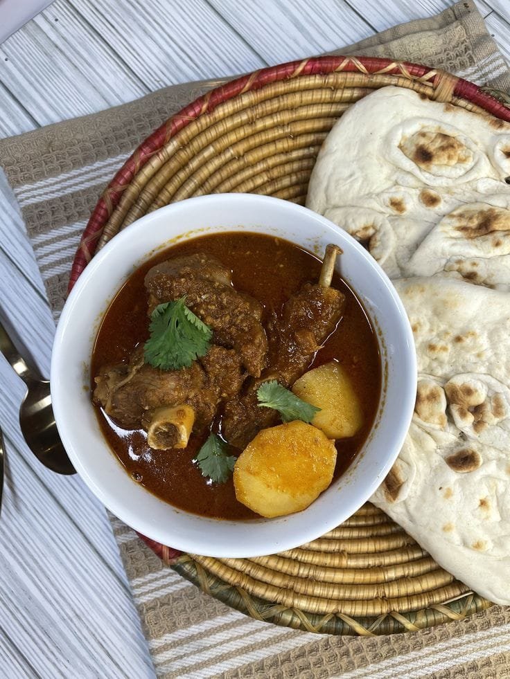 Terdiri dari kentang (aloo) yang dimasak bersama daging (gosht, biasanya domba atau kambing) dalam kuah kental. Dihidangkan dengan nasi atau roti