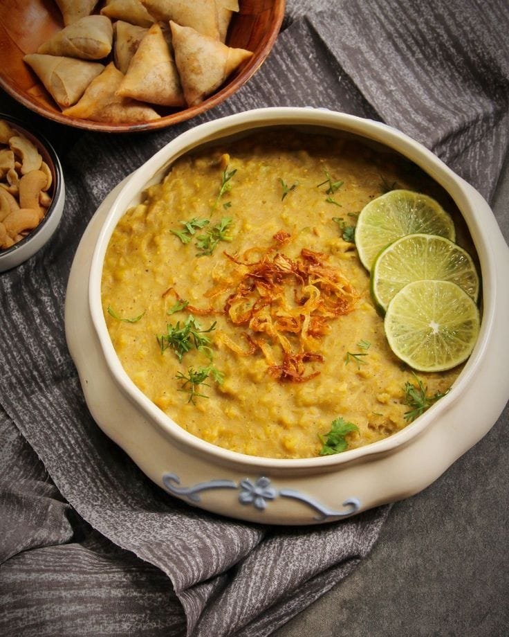 Perpaduan gandum, barley, lentil, dan daging yang direbus selama berjam-jam hingga teksturnya sangat lembut seperti bubur