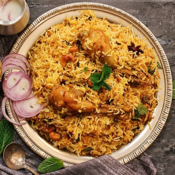 Piring penuh biryani, nasi berempah khas kuliner Pakistan dengan daging ayam