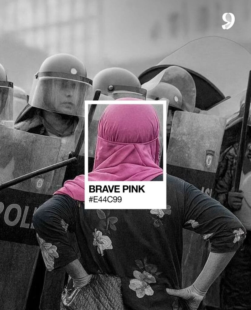 Emak-Emak demonstrasi dengan massa mengenakan simbol pink di Indonesia