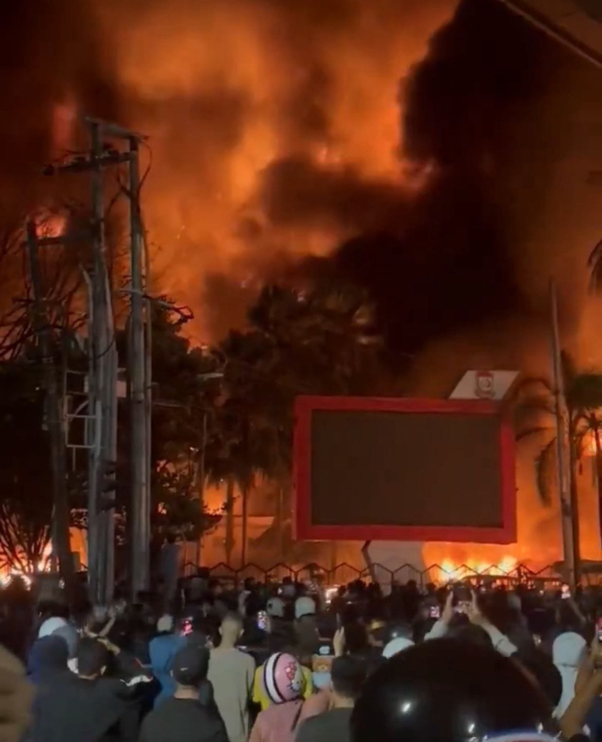 Gambar yang menunjukkan kerusakan parah pada halte bus akibat kerusuhan demonstrasi, menggambarkan dampak aksi anarkis