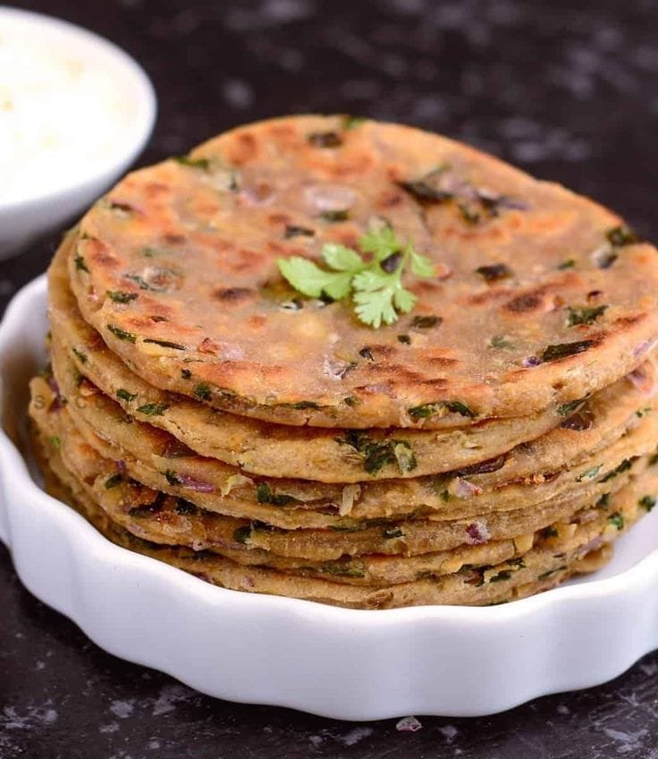 Roti khas Sindhi yang dicampur dengan bawang, cabai, dan rempah. Koki sering dinikmati sebagai sarapan dengan yoghurt atau chutney