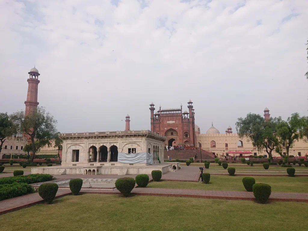Foto megah Masjid Badshahi di Lahore, ikon arsitektur Islam dan warisan kunci Dinasti Mughal di Pakistan