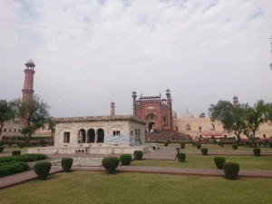 Foto megah Masjid Badshahi di Lahore, ikon arsitektur Islam dan warisan kunci Dinasti Mughal di Pakistan
