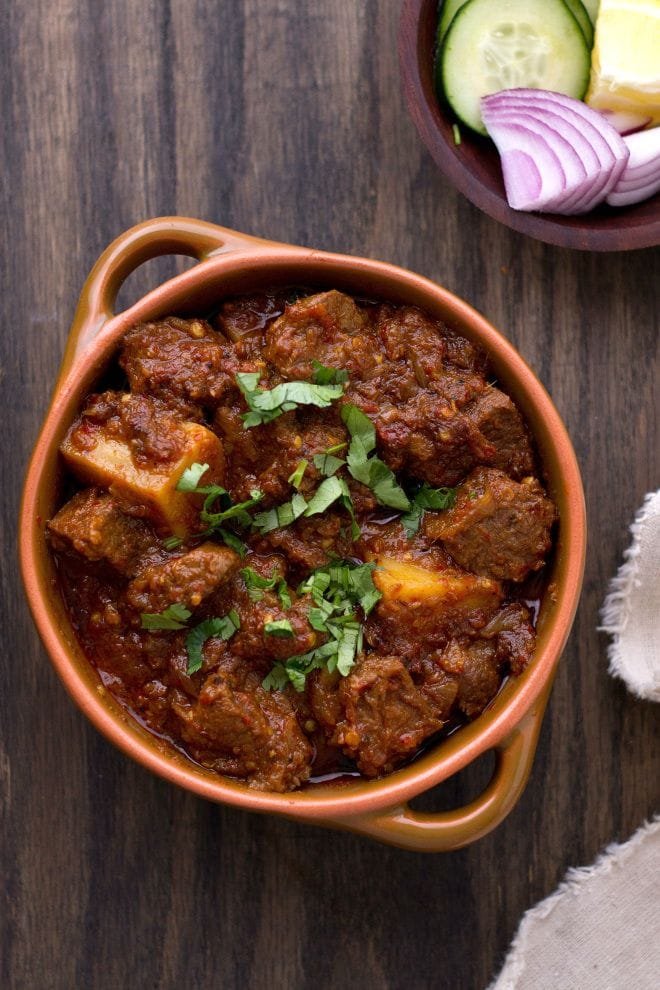 Hidangan Nihari, kari daging kental khas Pakistan yang dihiasi irisan jahe dan cabai