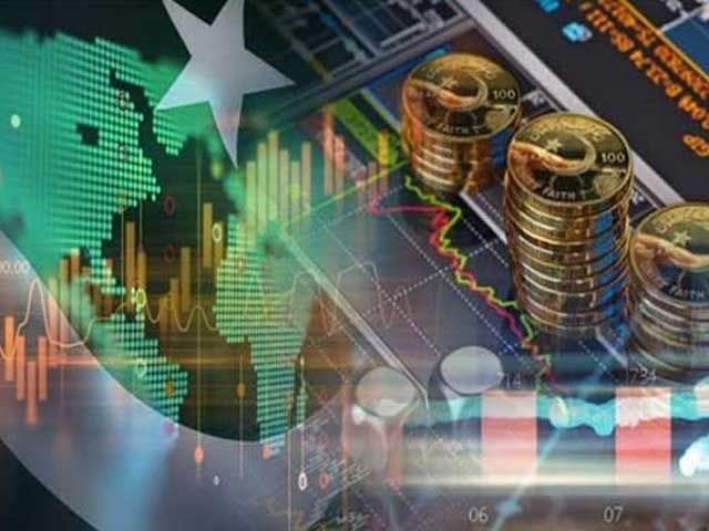 Seorang wirausahawan muda Pakistan sedang berdiskusi dengan timnya di depan papan tulis yang penuh dengan ide-ide bisnis, melambangkan gelombang inovasi digital di negara tersebut