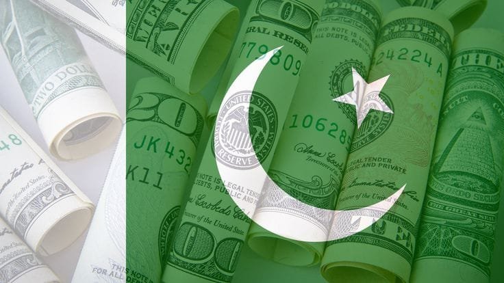 Anak-anak sekolah di Pakistan sedang belajar menggunakan tablet dan laptop, melambangkan upaya peningkatan literasi digital dan investasi pada masa depan bangsa