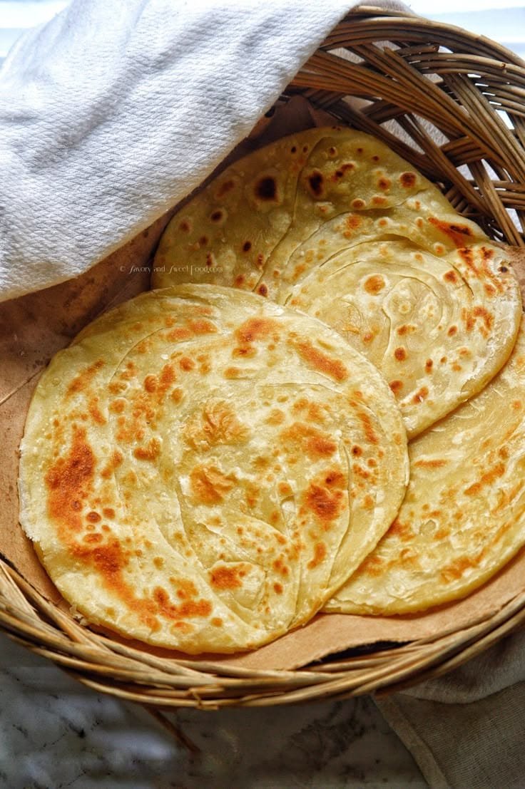 Beberapa lapis roti paratha renyah, makanan tradisional di Pakistan