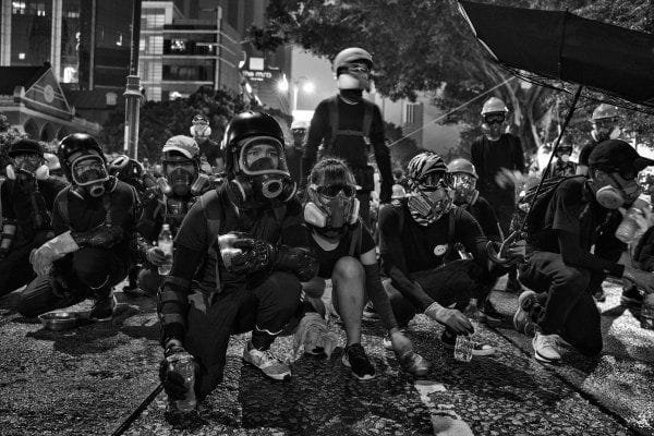 Seorang provokator bertopeng melempar benda yang memicu kerusuhan di tengah demonstrasi, menodai tujuan mulia gerakan rakyat