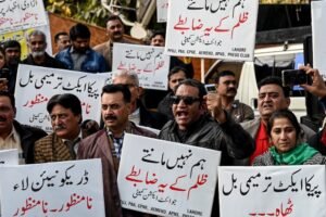 “Jurnalis dan aktivis Pakistan memprotes amandemen PECA 2025 yang dianggap membatasi kebebasan berekspresi digital.”