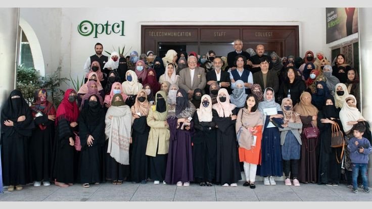 Perempuan pedesaan Pakistan sedang mengikuti pelatihan digital skills komputer