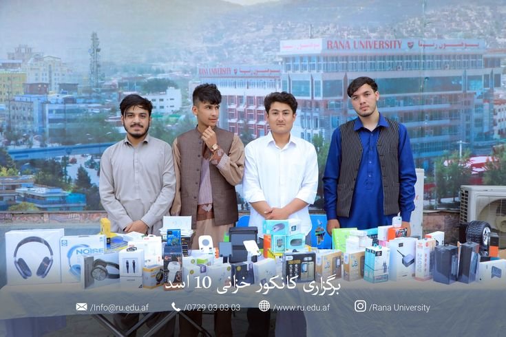 Sekelompok anak muda Pakistan berkumpul di coworking space, berdiskusi ide startup.