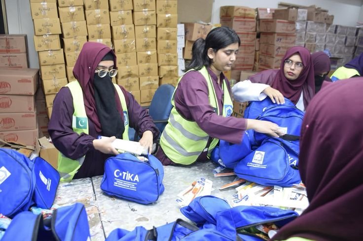 : Pemilik UMKM Pakistan merekam video TikTok di warung kecil untuk promosi produk.