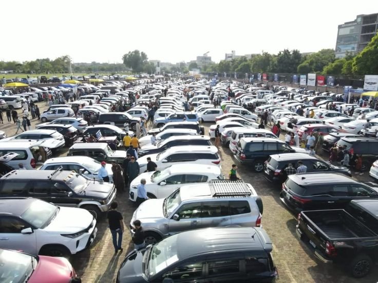 Dealer mobil Pakistan mengupload foto mobil ke PakWheels AutoStore menggunakan smartphone