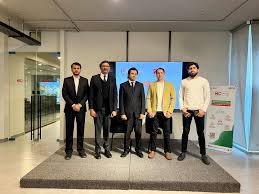 Pengusaha wanita Pakistan menggunakan Canva AI untuk desain sosial media”