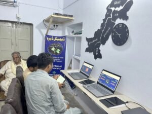 “Petani Pakistan menggunakan aplikasi agritech mobile untuk monitoring hasil panen dan manajemen ladang.”