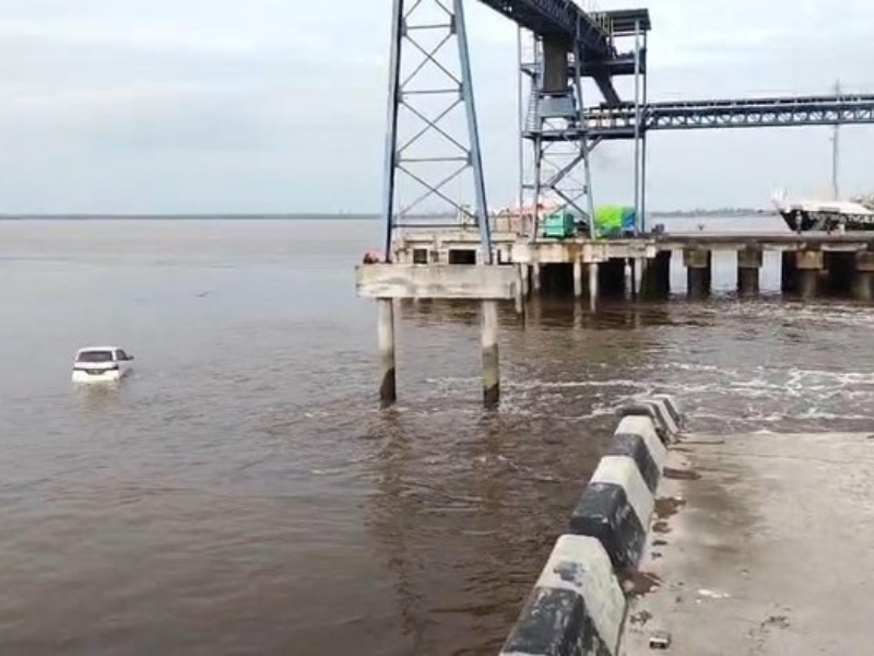Jembatan Pelabuhan Tanjung Buton Ambruk