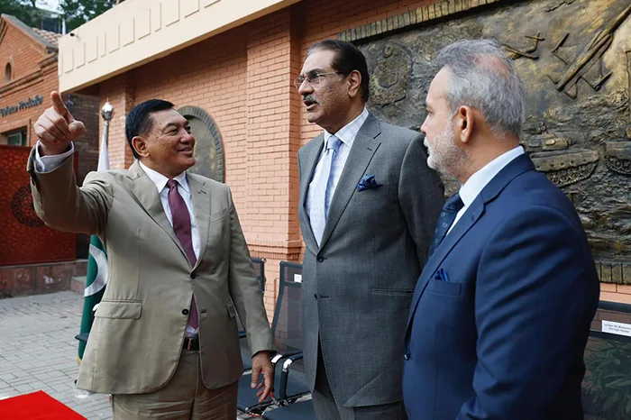 Indonesia dan Pakistan memperkuat kerja sama pertahanan. Wacana jet tempur JF-17 menandai babak baru diplomasi militer.