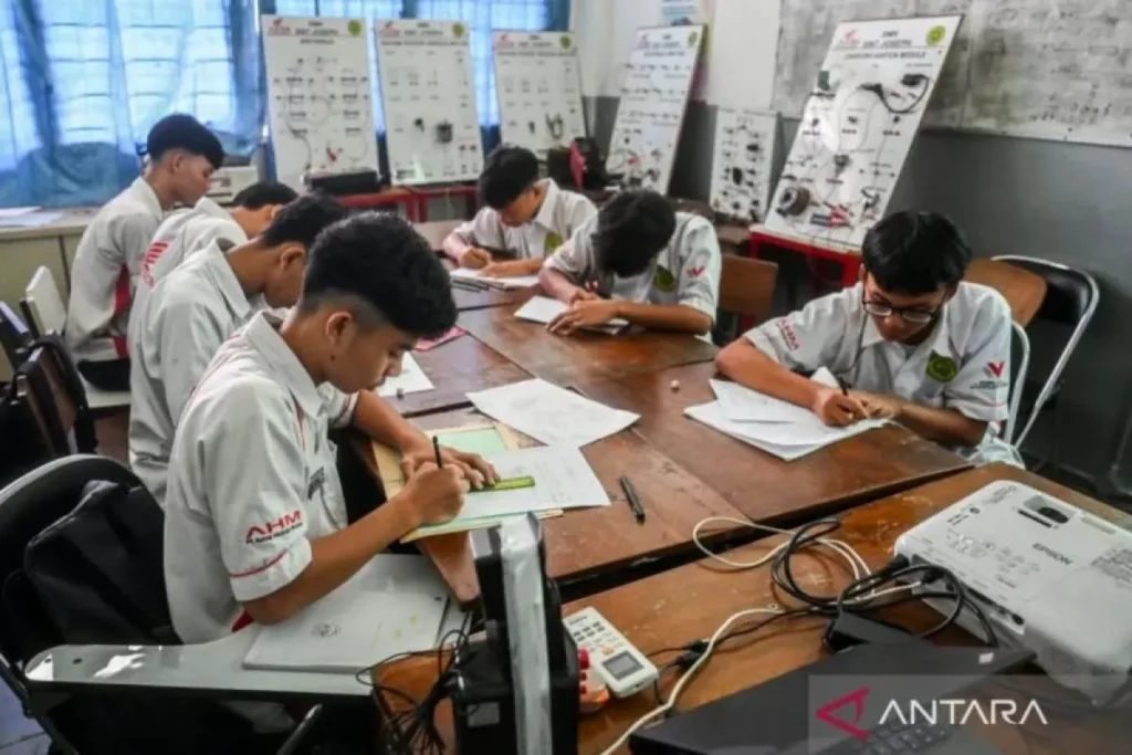 jakarta menggratiskan sekolah swasta