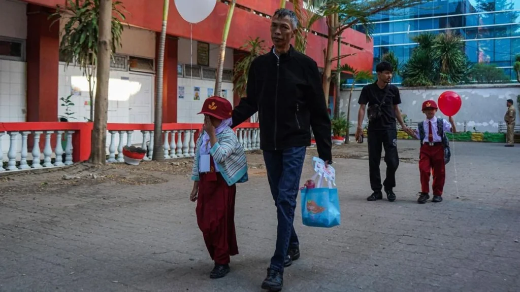 Gerakan Ayah Mengantar Anak Sekolah