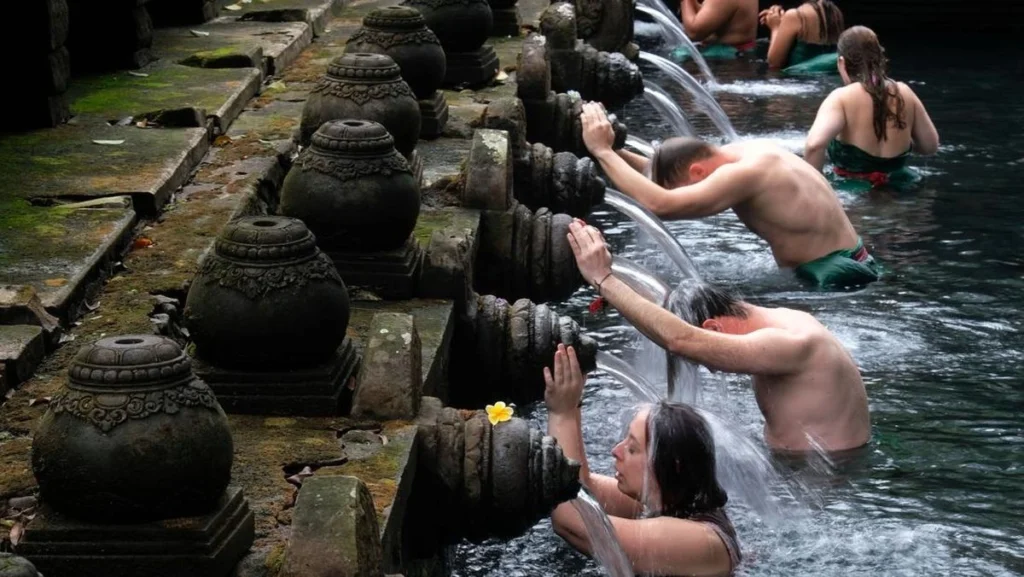 Tradisi Melukat Bali