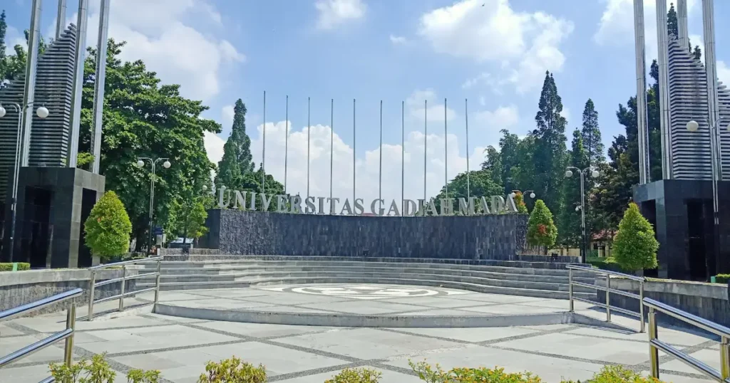 perguruan tinggi paling berprestasi